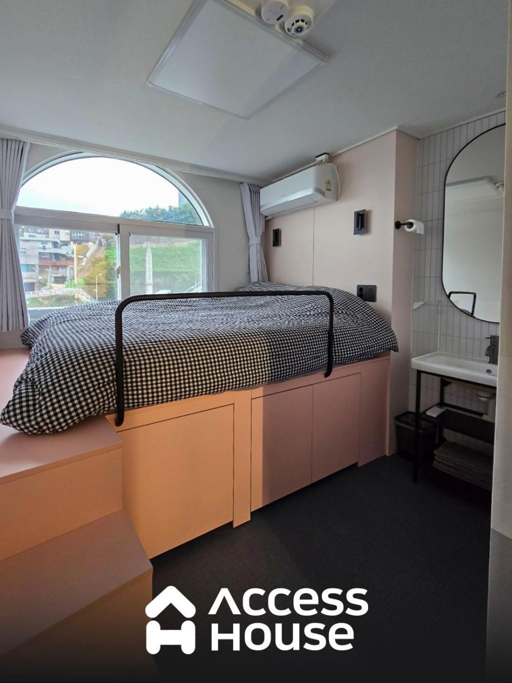 Accesshouse *